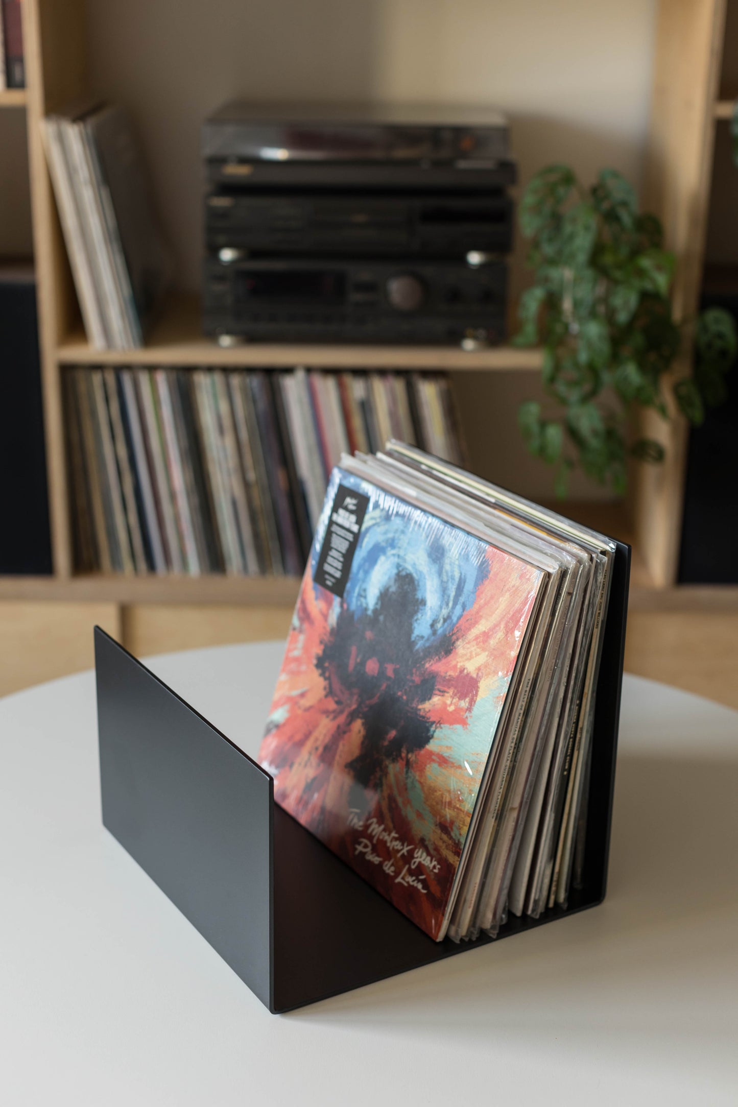 Minimalistyczny czarny stojak na winyle