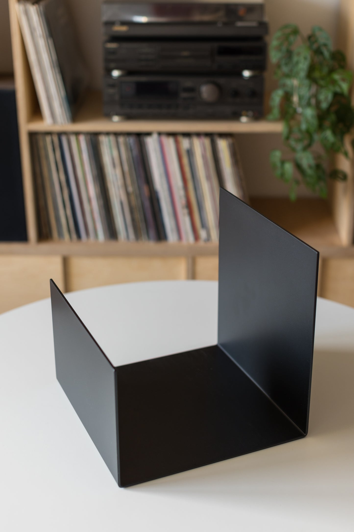 Minimalistyczny czarny stojak na winyle