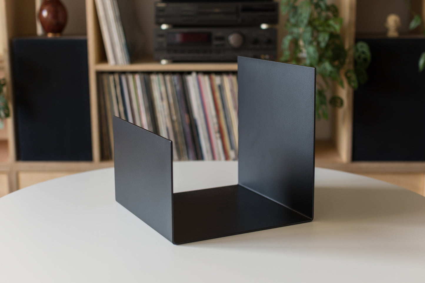 Minimalistyczny czarny stojak na winyle