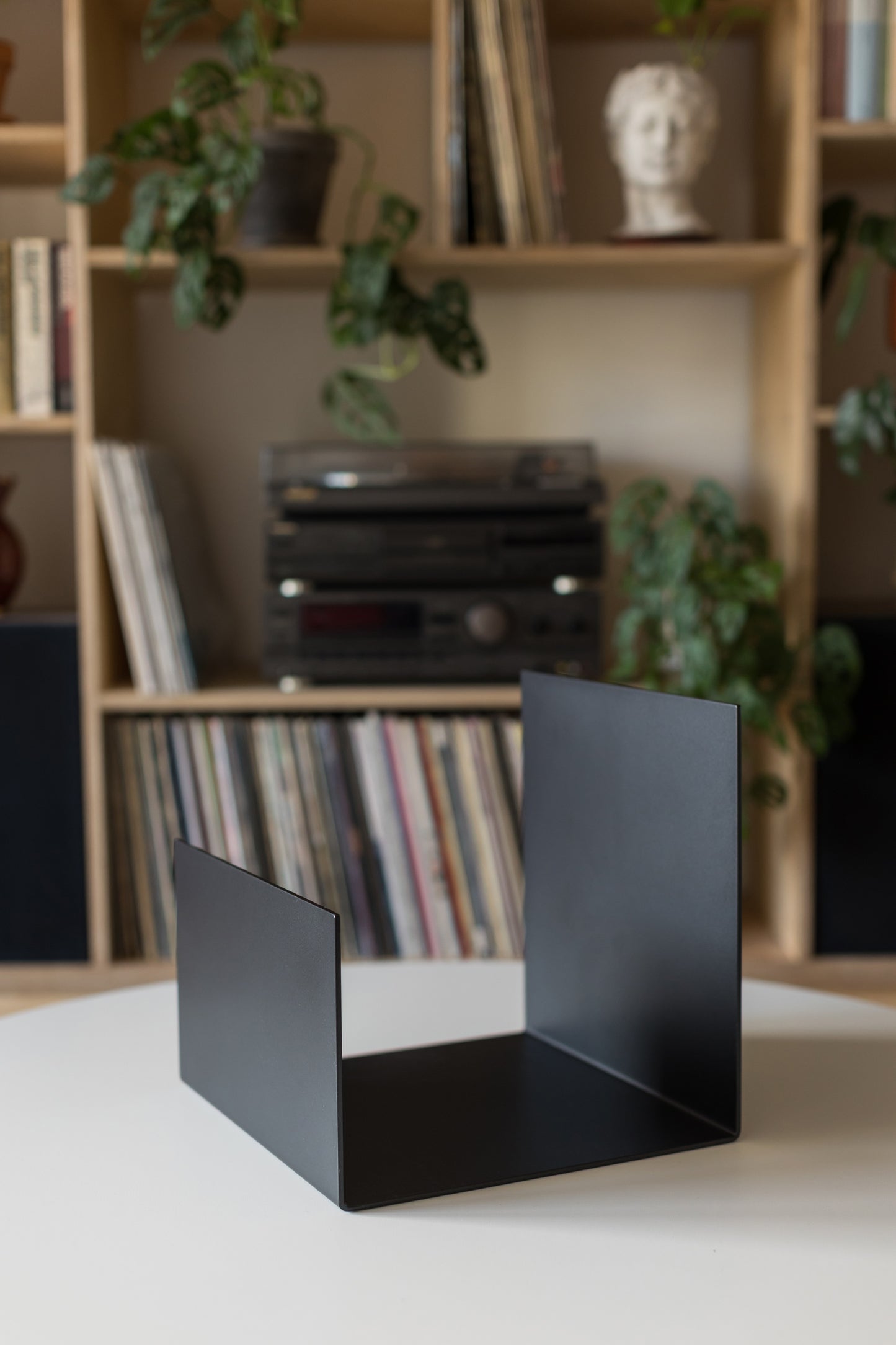 Minimalistyczny czarny stojak na winyle