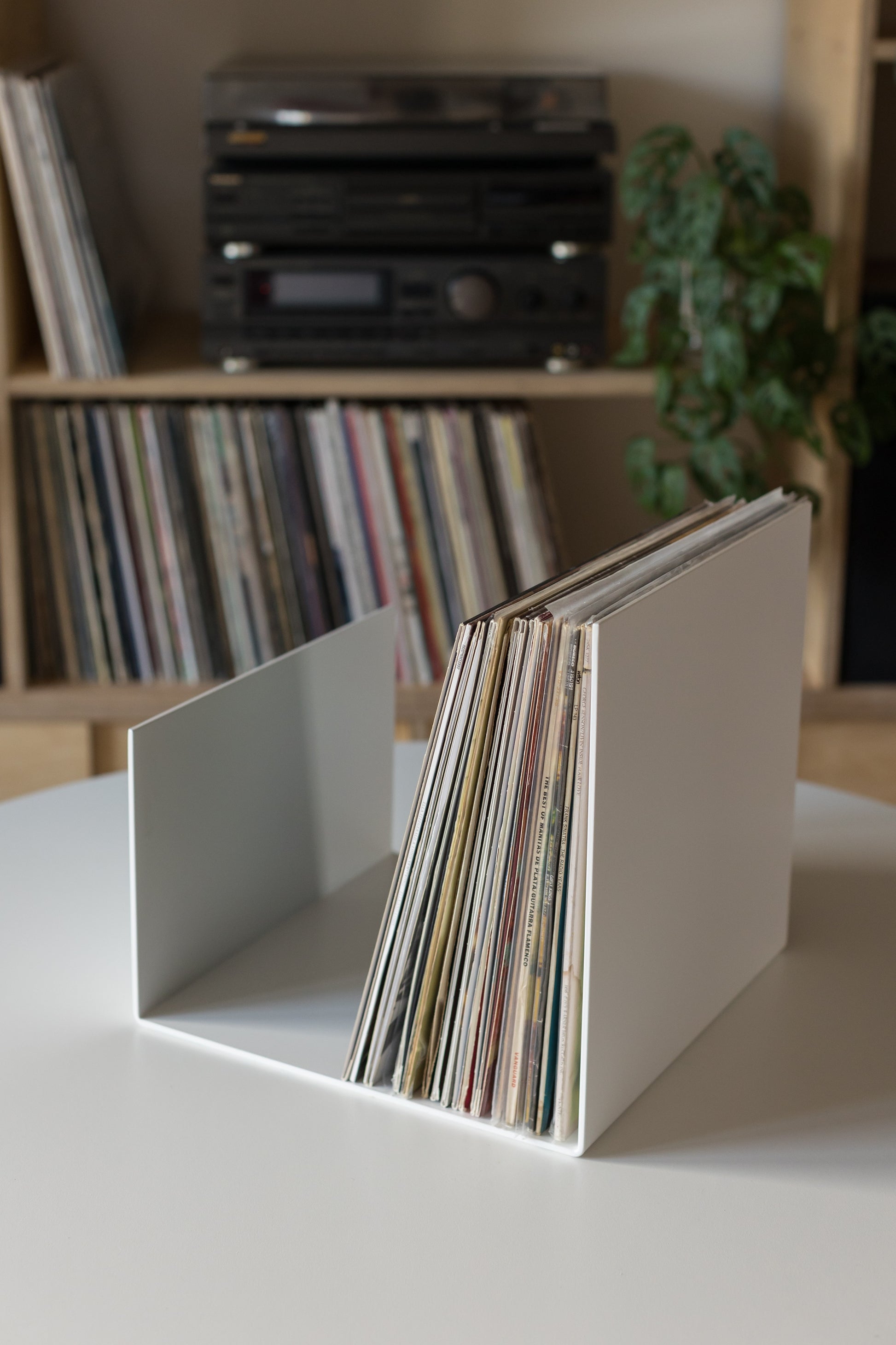 biały stojak na winyle