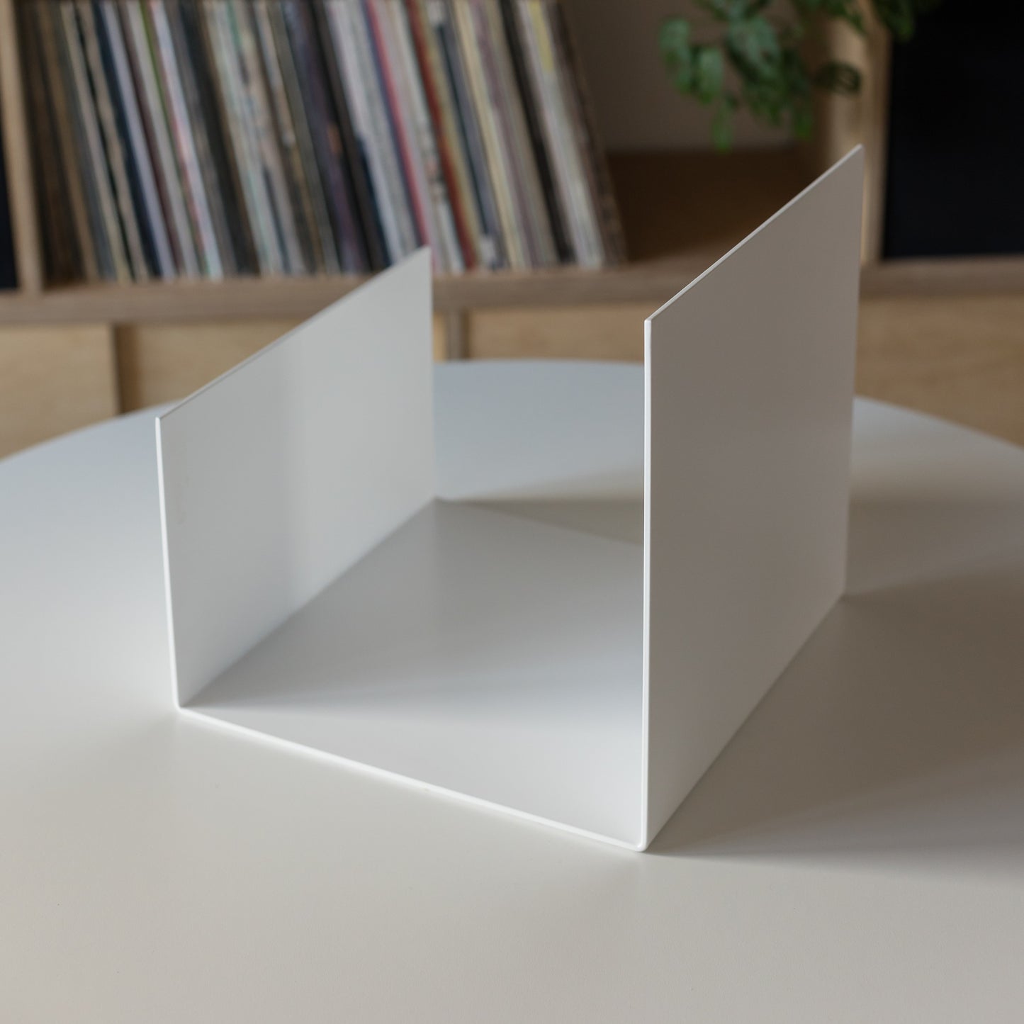 metalowy stojak na płyty winylowe