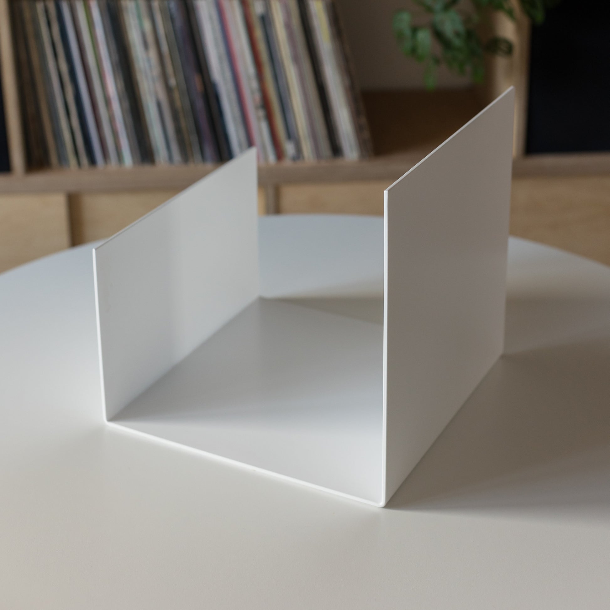 metalowy stojak na płyty winylowe