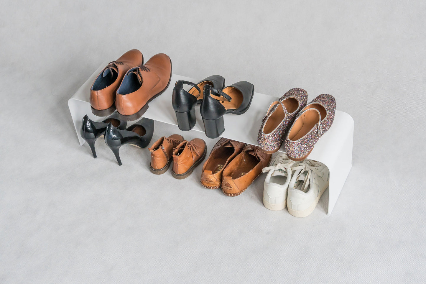 Minimalistyczny metalowy stojak na obuwie