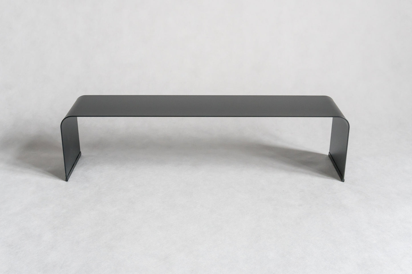 Minimalistyczny metalowy stojak na obuwie