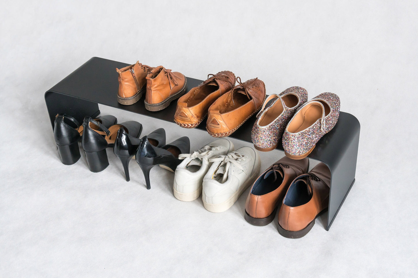 Minimalistyczny metalowy stojak na obuwie