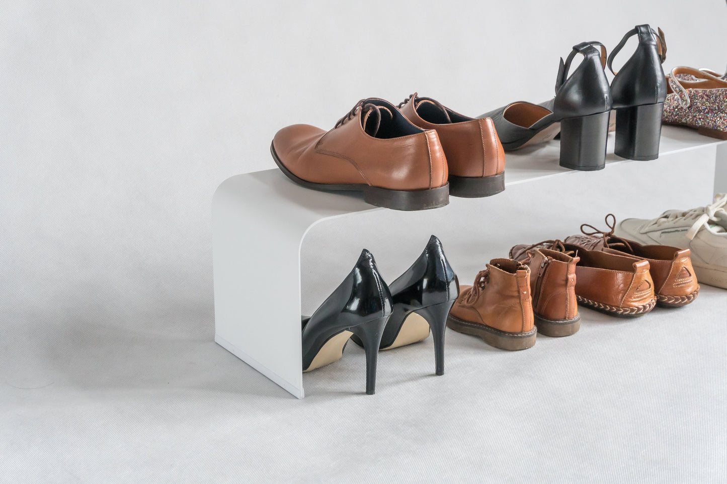 Minimalistyczny metalowy stojak na obuwie