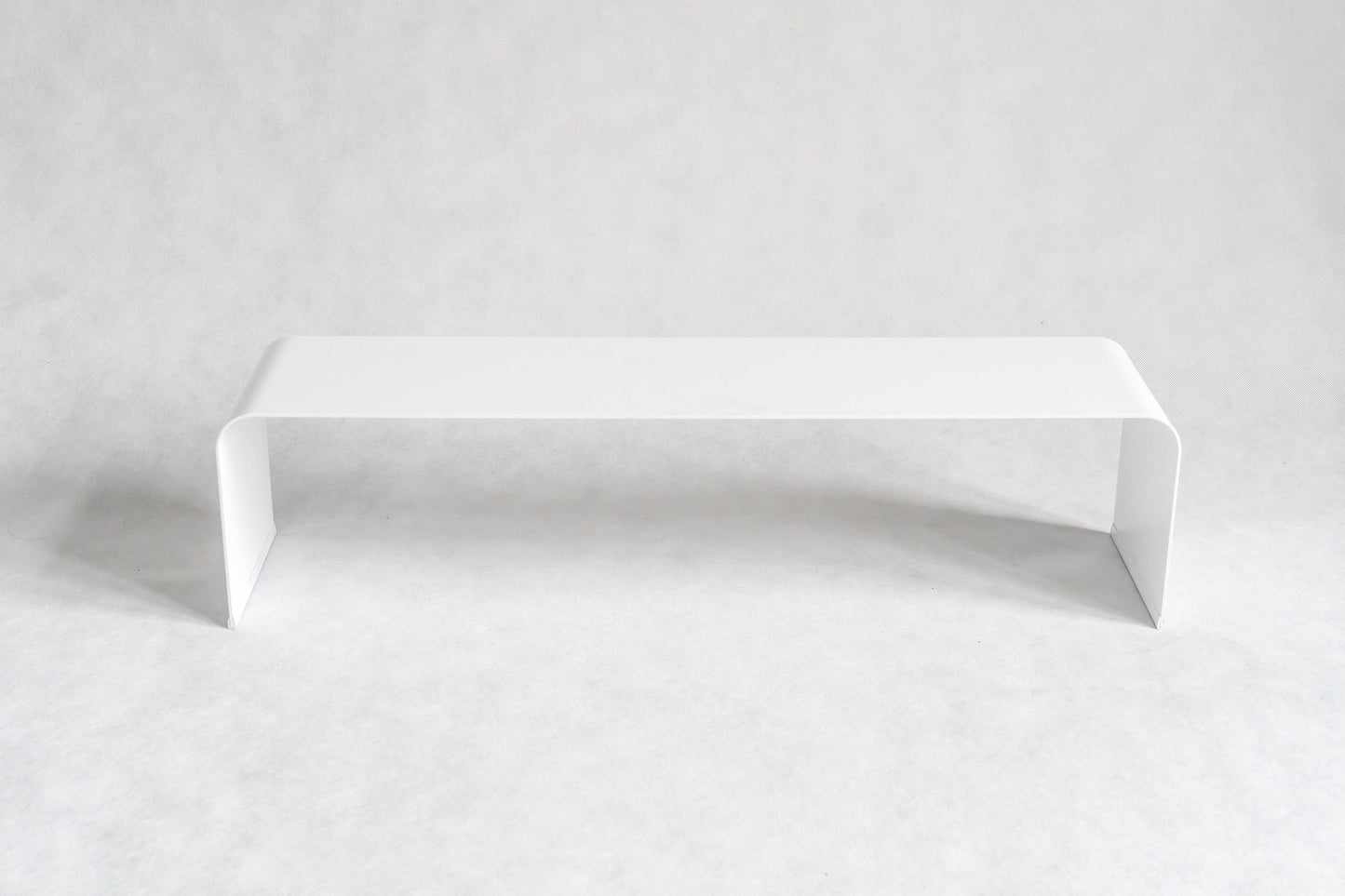 Minimalistyczny metalowy stojak na obuwie