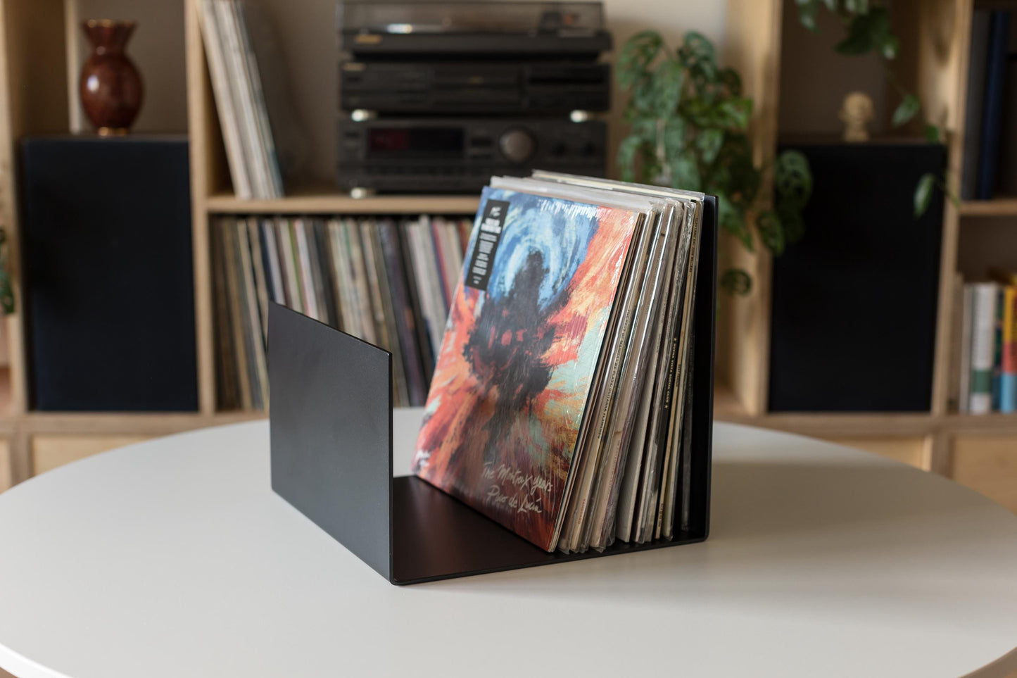 Minimalistyczny czarny stojak na winyle