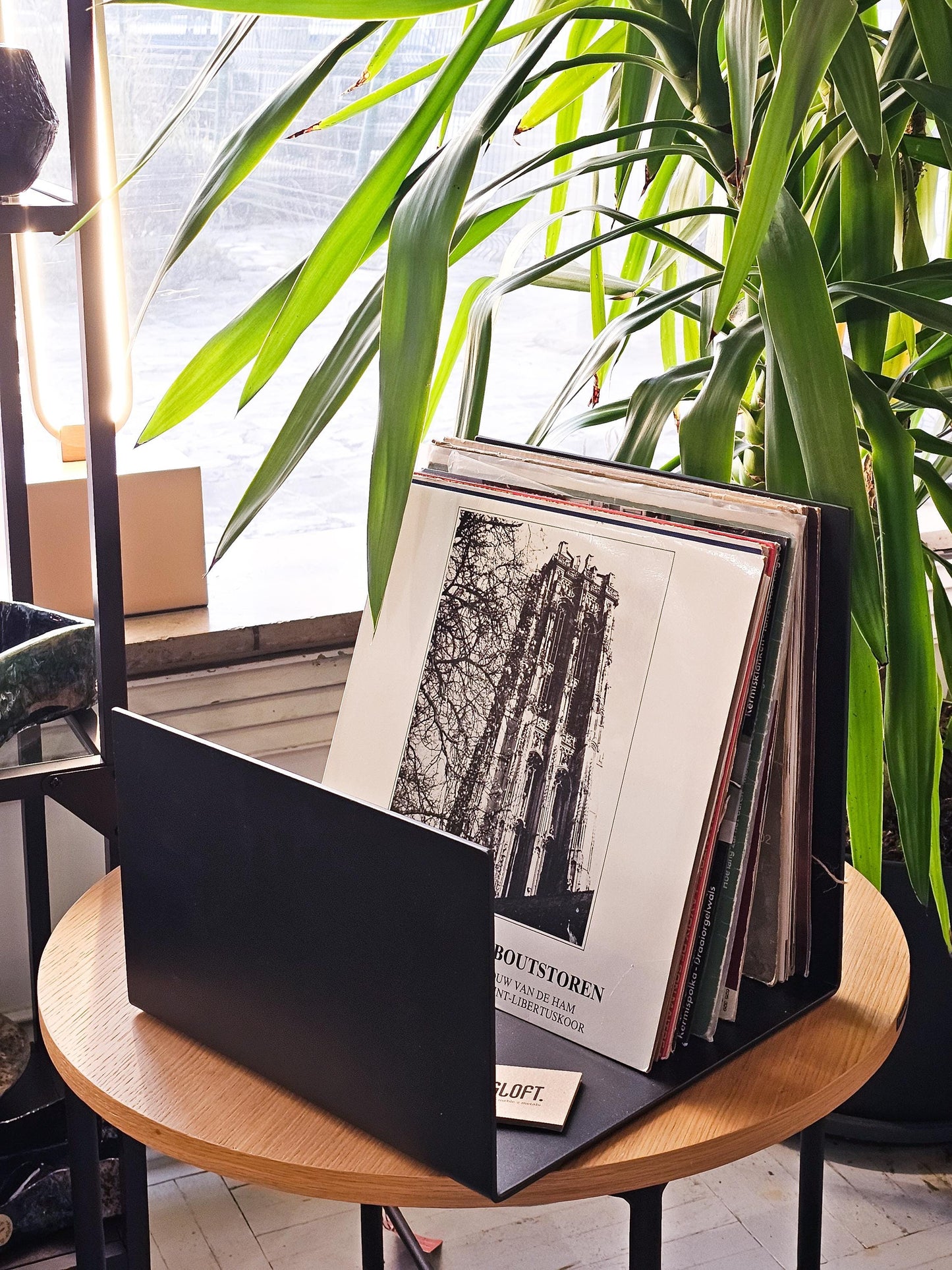 Minimalistyczny czarny stojak na winyle