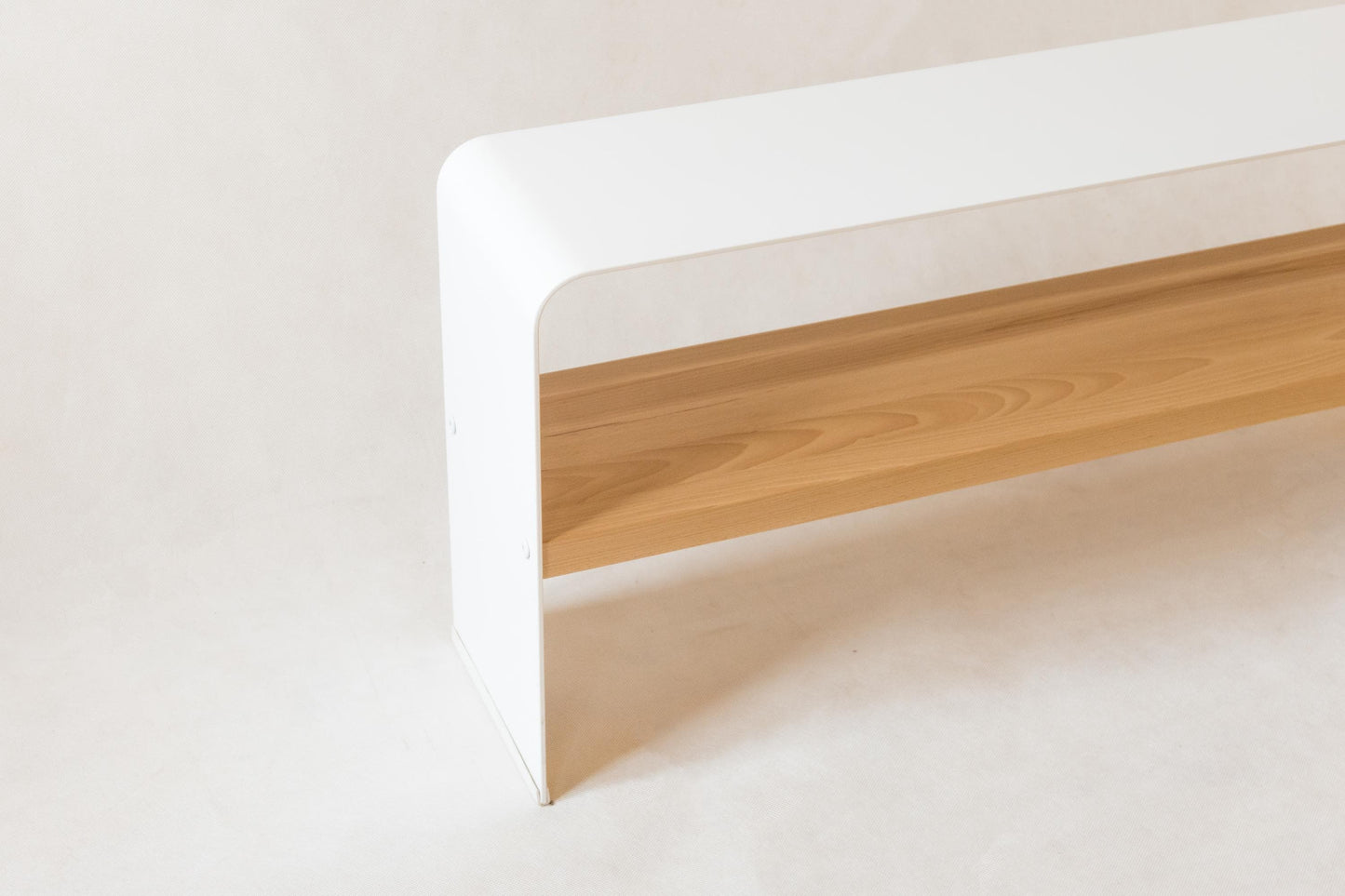 metalowa ławka na buty z drewnianą półką w nowoczesnym wnętrzu