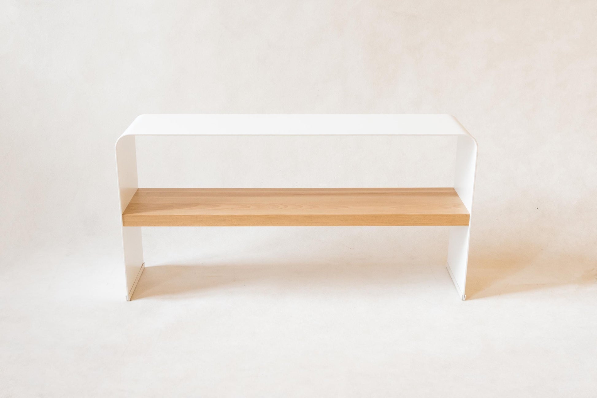 Metalowa ławka na buty z drewnianą półką, praktyczny mebel do przechowywania obuwia w nowoczesnym stylu.