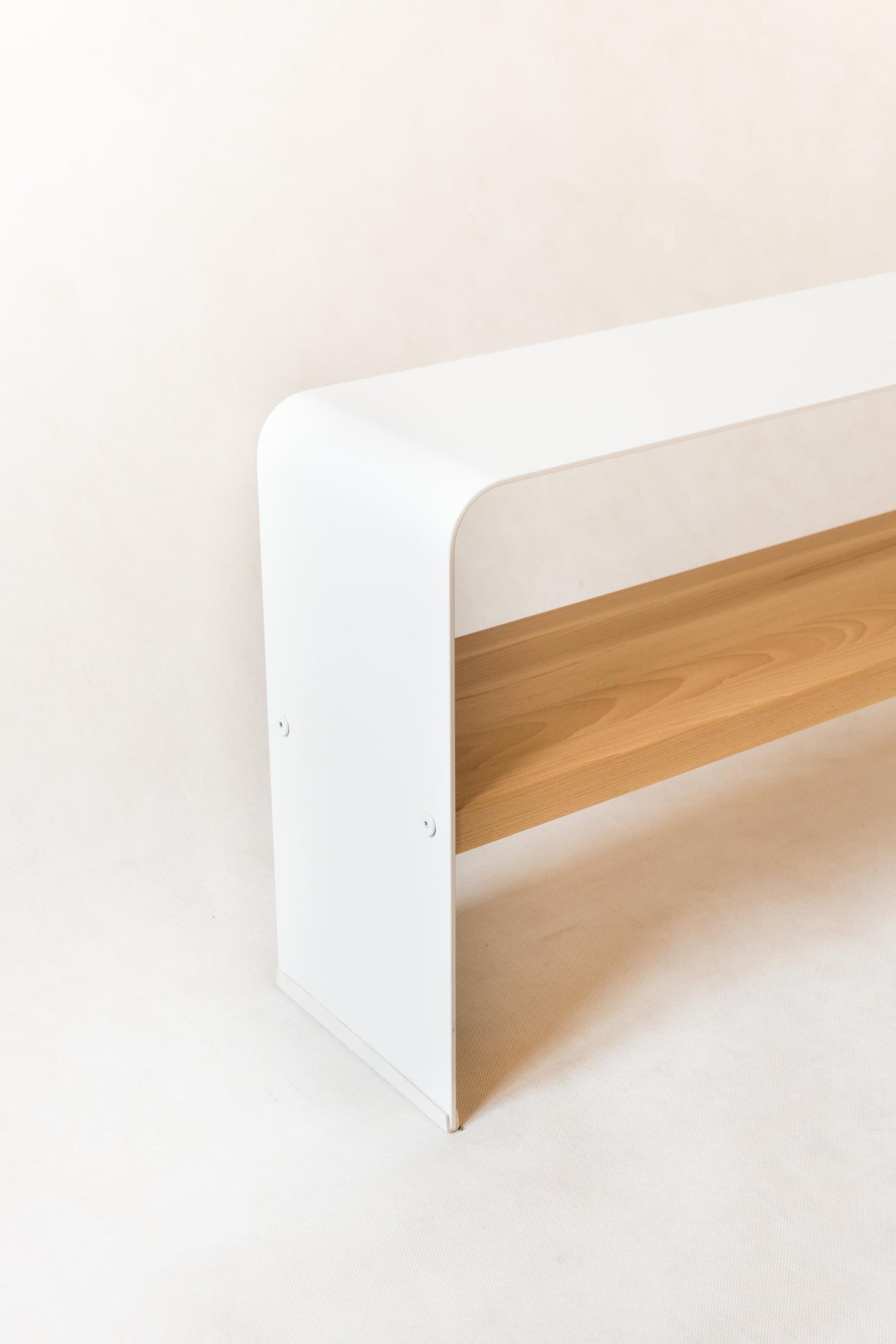 Metalowa ławka na buty z drewnianą półką, nowoczesna, funkcjonalna i minimalistyczna w designie.