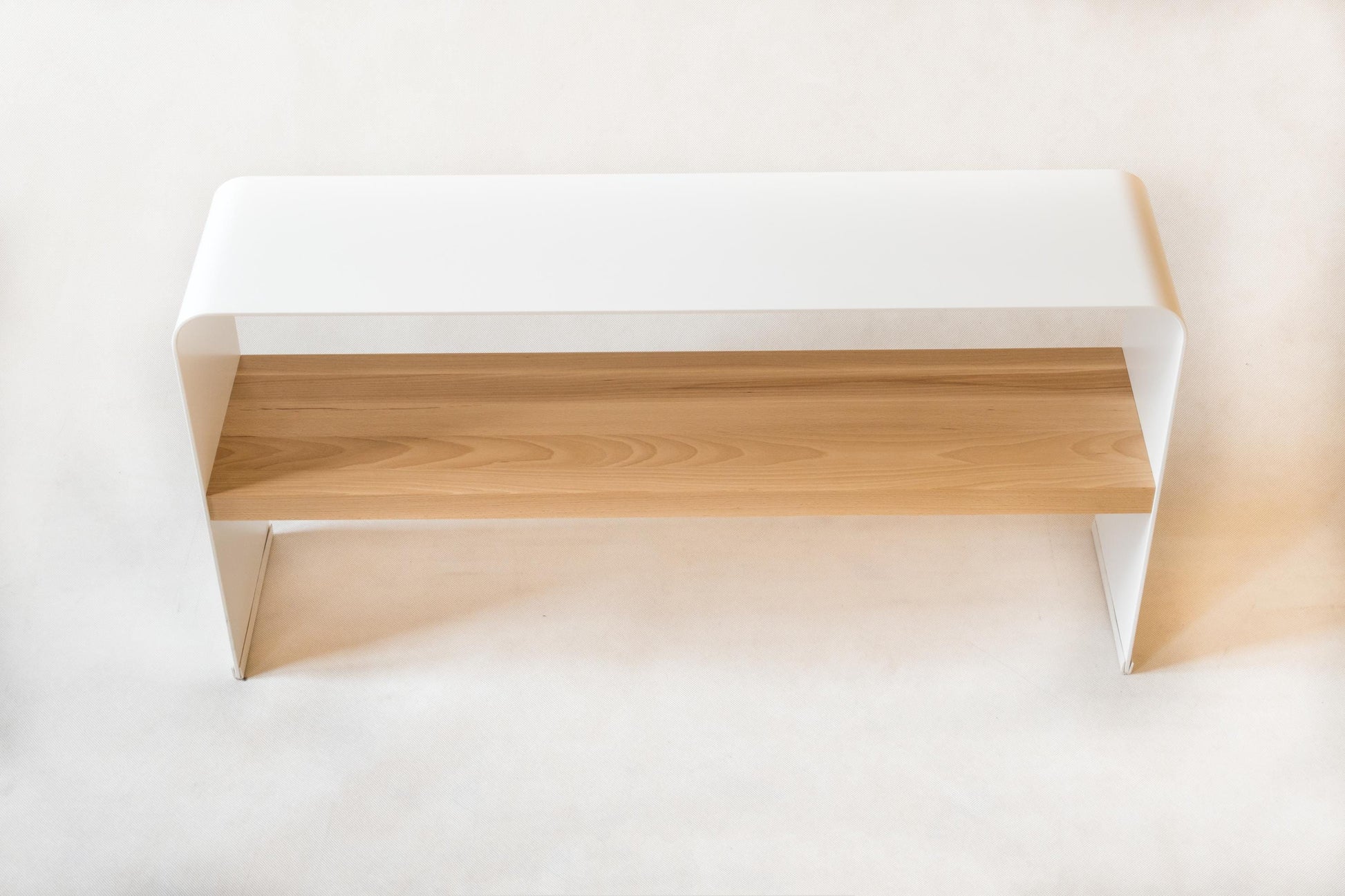 Metalowa ławka na buty z drewnianą półką, nowoczesny design, biała metalowa konstrukcja, jasna drewniana dolna półka.