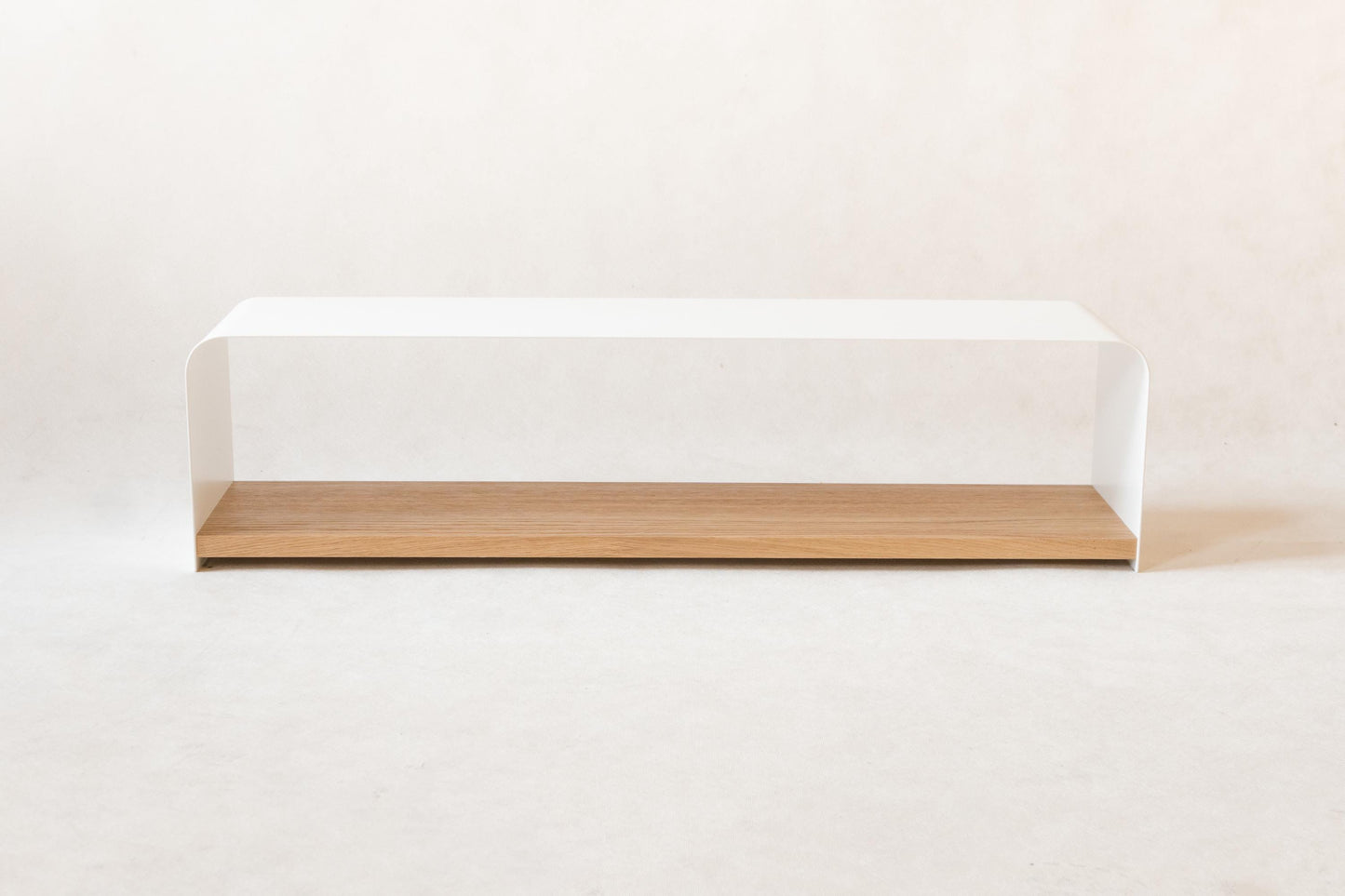 Minimalistyczny metalowy stojak na buty