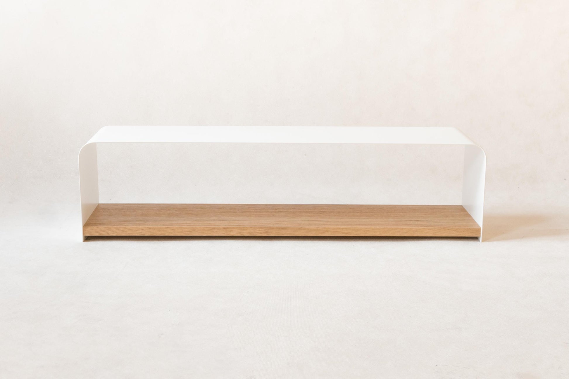 Minimalistyczny metalowy stojak na buty