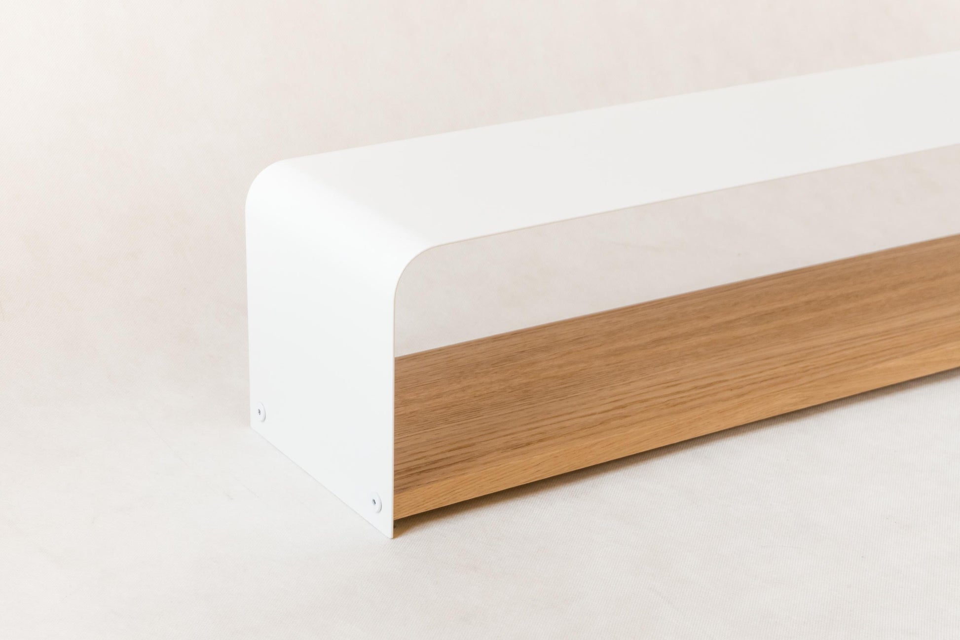 Minimalistyczny metalowy stojak na buty z giętej blachy i drewna, idealny do przechowywania par butów.