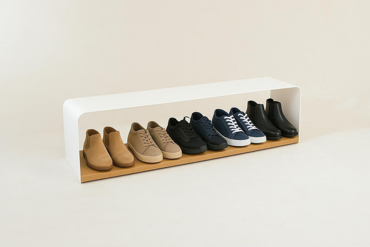Minimalistyczny metalowy stojak na buty z szóstką par butów, nowoczesny design i industrialny charakter.