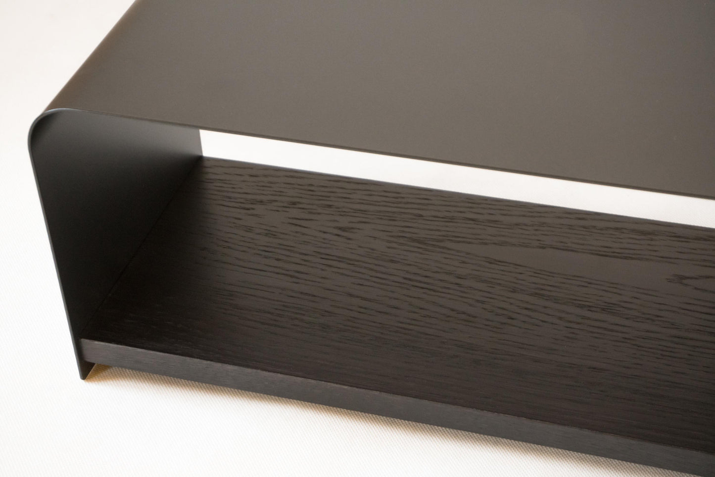 Czarny metalowy stojak na buty