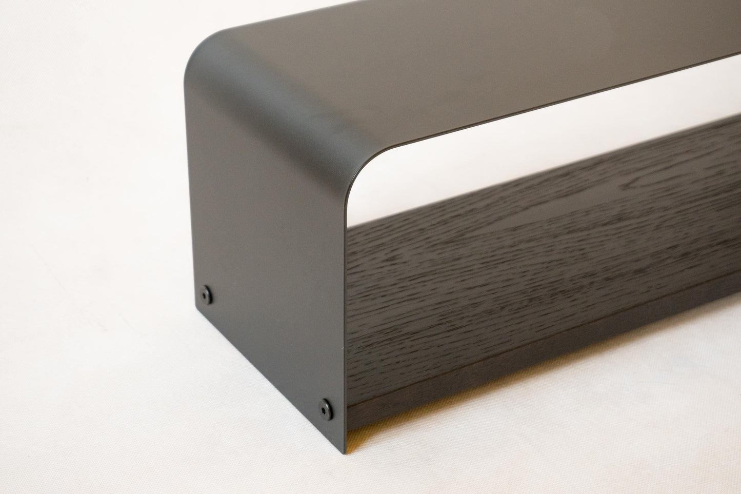 Czarny metalowy stojak na buty