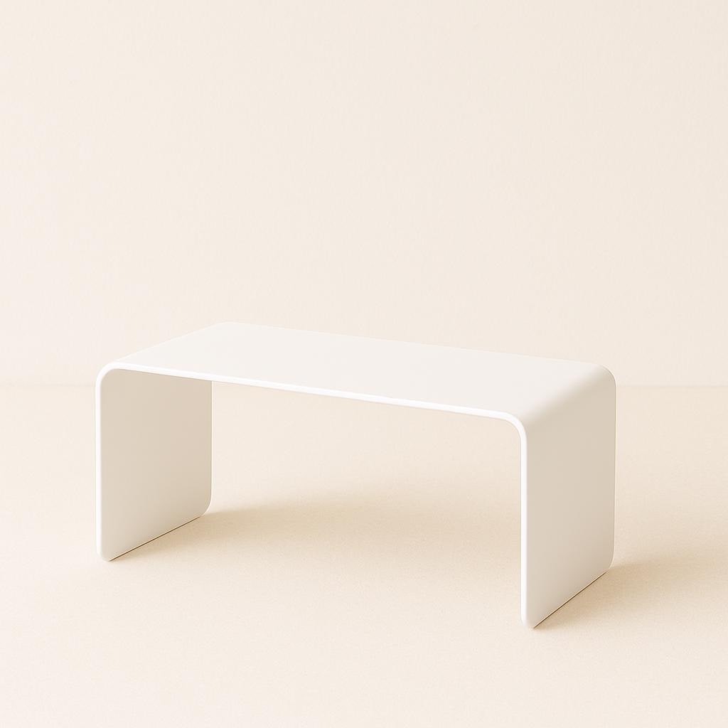 Biały metalowy stolik kawowy