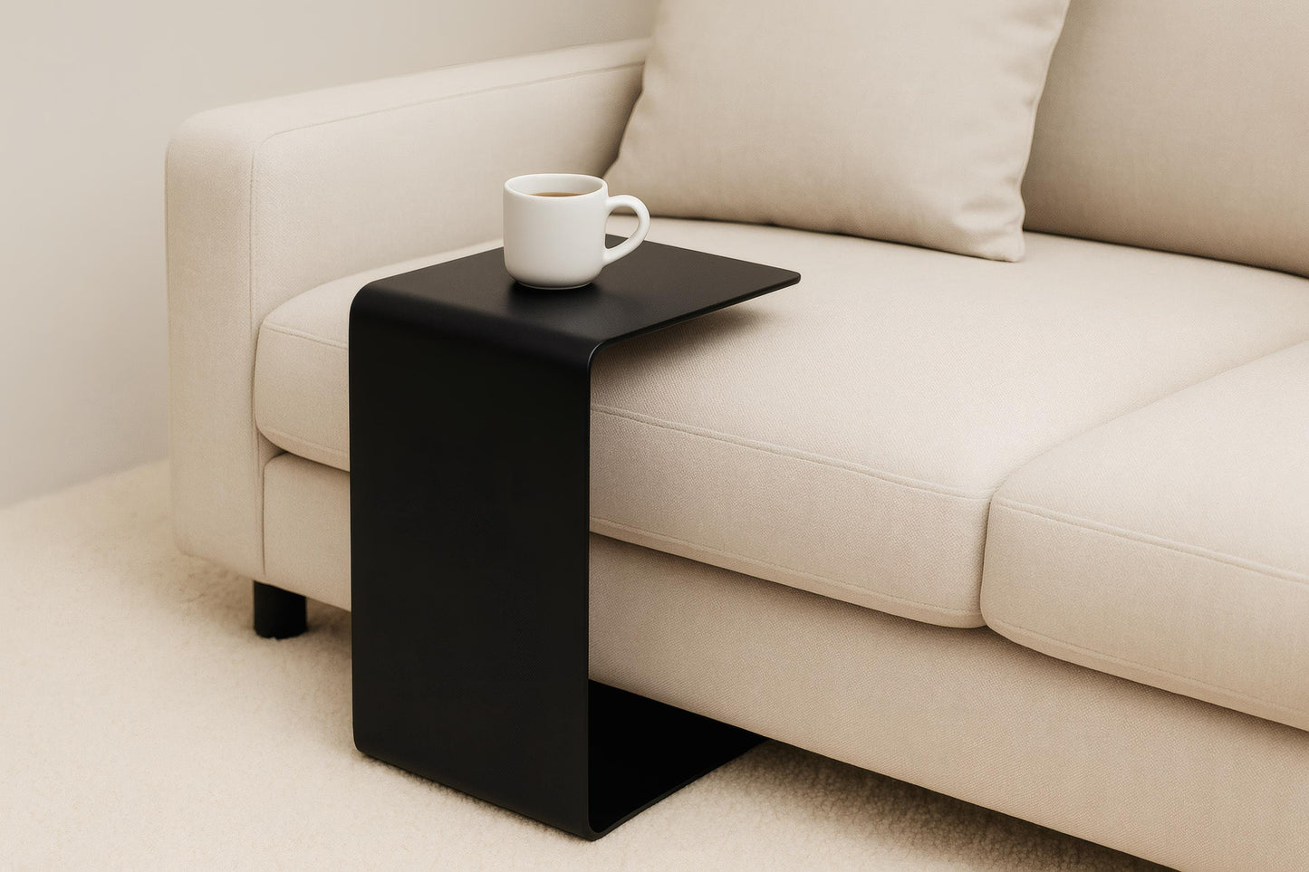 Czarny metalowy stolik boczny pod sofę