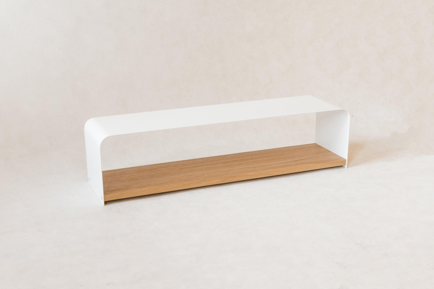 Minimalistyczny metalowy stojak na buty z białą górną półką i drewnianą dolną półką, idealny do przechowywania obuwia.