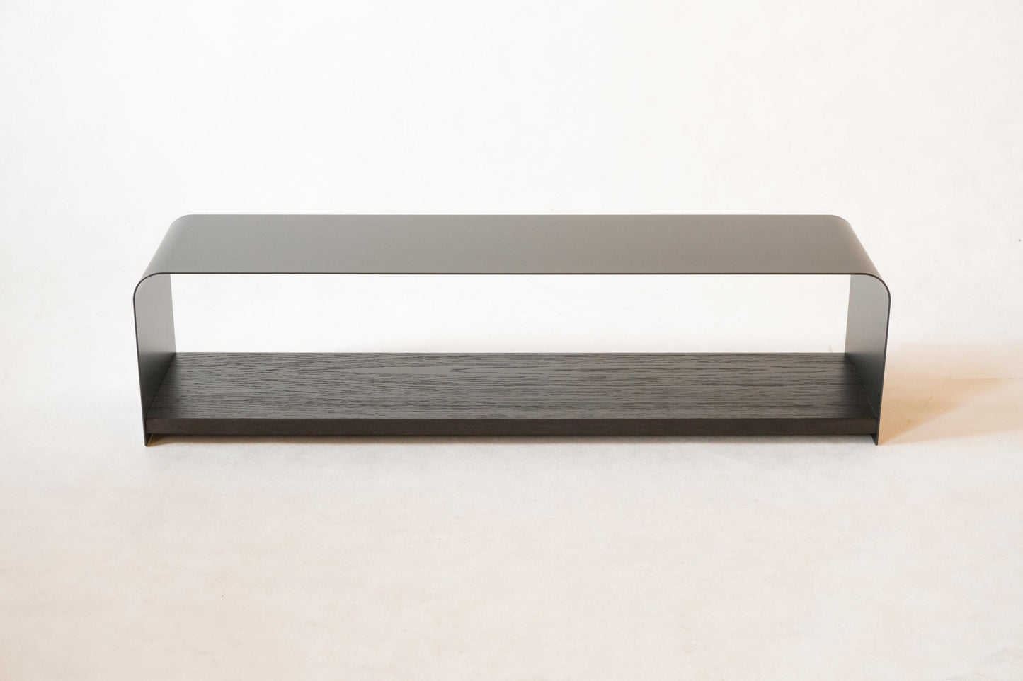 Czarny metalowy stojak na buty