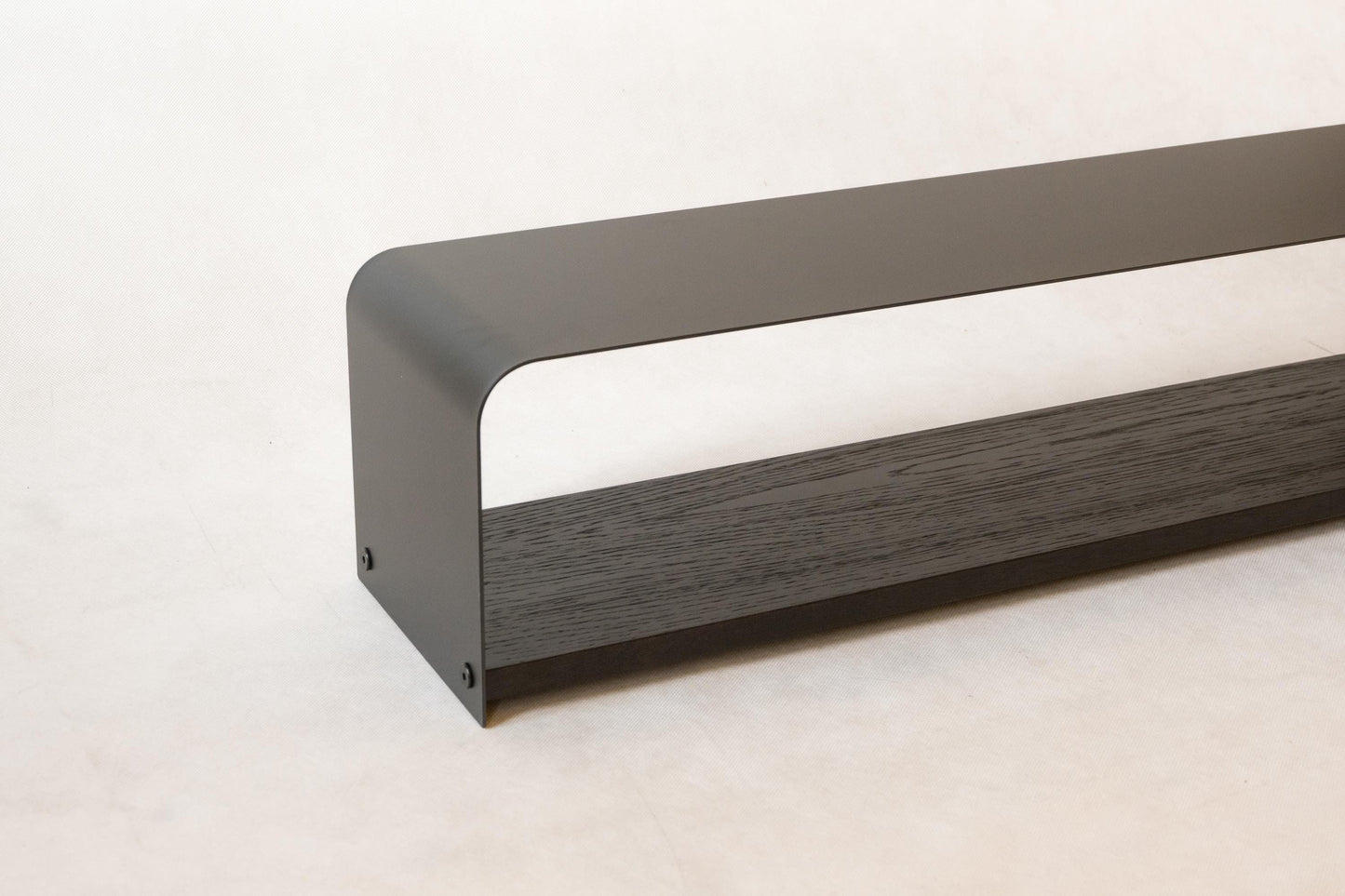 Czarny metalowy stojak na buty