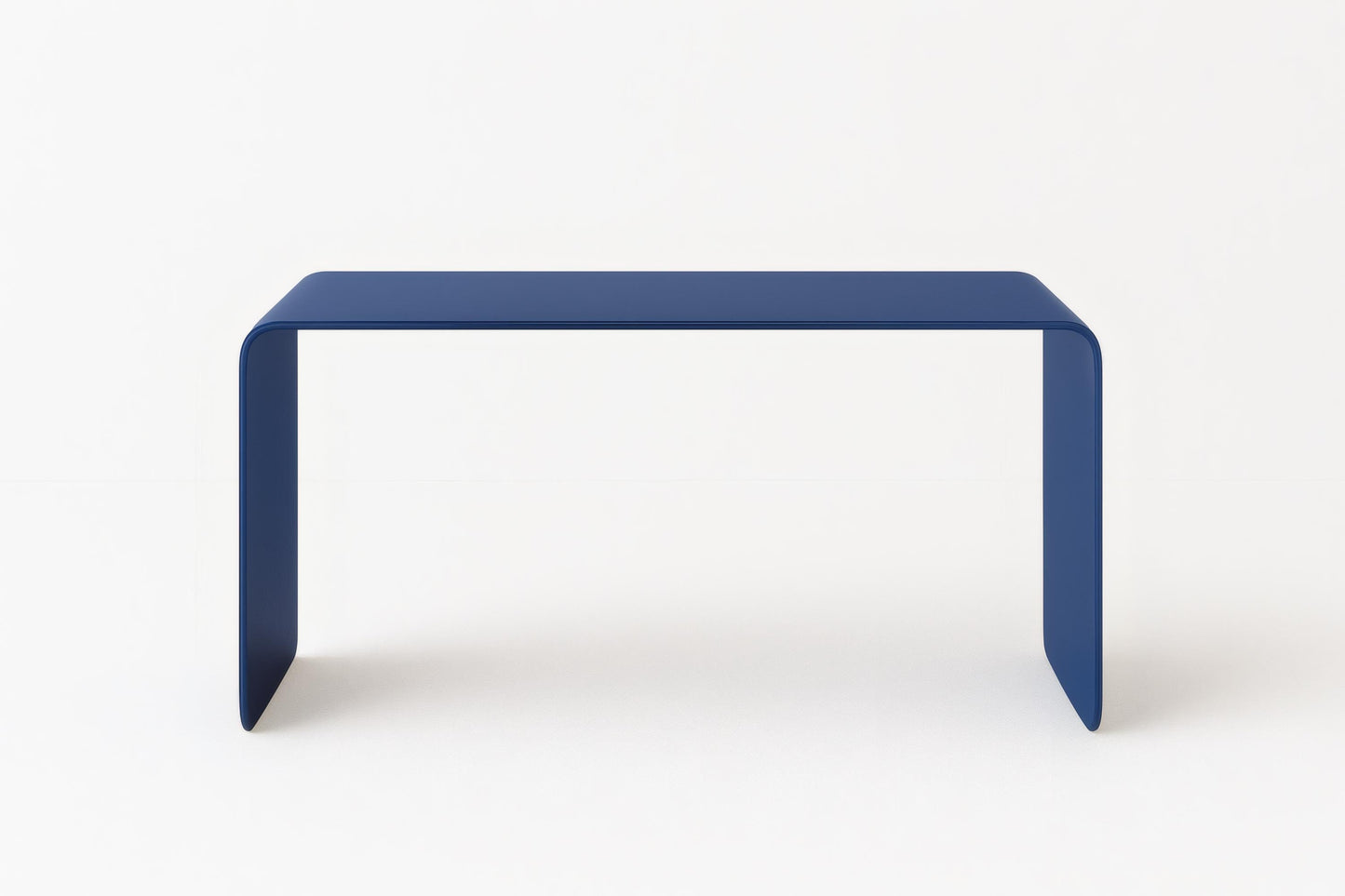 Minimalistyczny stolik metalowy z giętej blachy