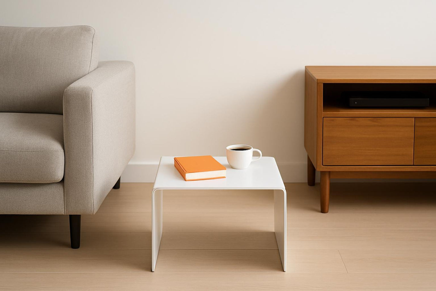 Minimalistyczny metalowy stolik kawowy