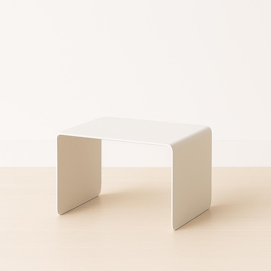 Minimalistyczny metalowy stolik kawowy