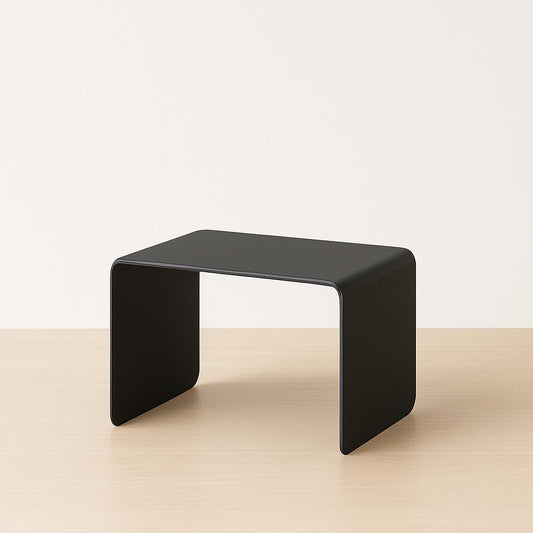 Minimalistyczny metalowy stolik kawowy