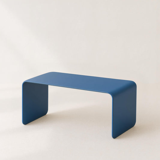 Minimalistyczny stolik metalowy z giętej blachy